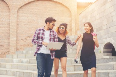 Grup mutlu hipster genç öğrenci merdivenlerden aşağı yürüyüş 
