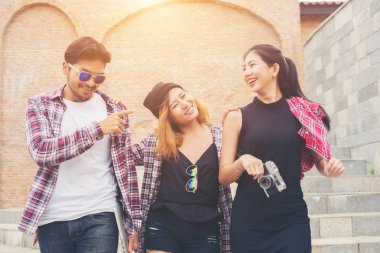 Grup mutlu hipster genç öğrenci merdivenlerden aşağı yürüyüş 