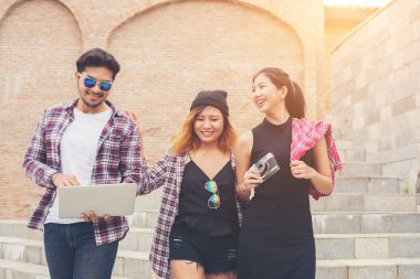 Grup mutlu hipster genç öğrenci merdivenlerden aşağı yürüyüş 