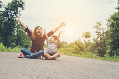 Mutlu anne ve oğlu üzerinde yol kenarı playi oturan el yetiştirme