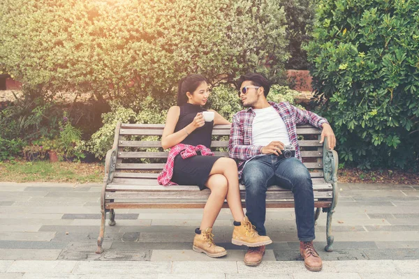 Jonge hipster paar tieners in de liefde in de stad, de zomer holid — Stockfoto
