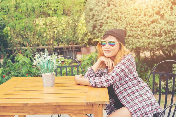 Retrato al aire libre de una joven hipster sentada sola en la vieja cit — Foto de Stock