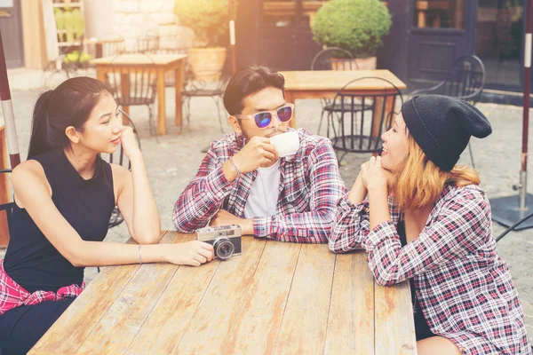 若い陽気な友人のカフェで座っている若いヒップスターのグループ — ストック写真