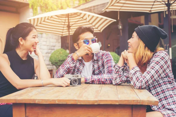Grupa młodych hipster siedząc w kawiarni, młody, wesoły znajomi — Zdjęcie stockowe