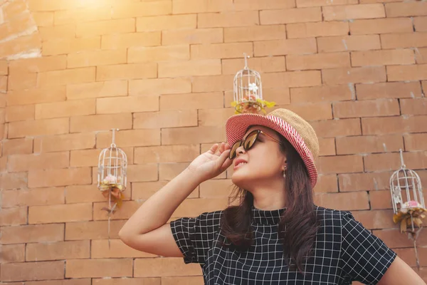 Junges hübsches fröhliches Mädchen posiert an sonnigen Tagen mit der Wand, ha — Stockfoto