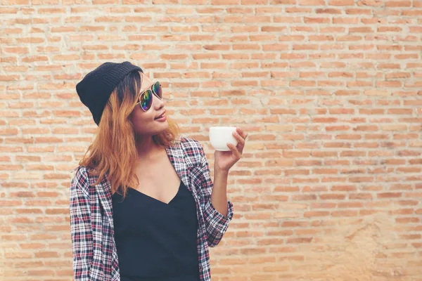 Mujer alegre en la calle bebiendo café de la mañana contra Bri — Foto de Stock