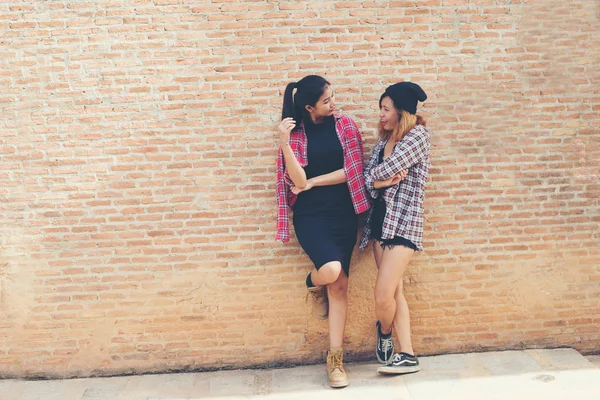 Primer plano retrato de dos bastante hipster dos novias sonrisa , —  Fotos de Stock