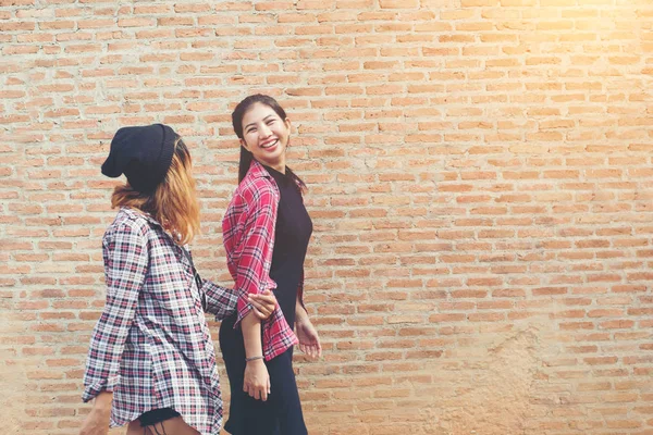 Primer plano retrato de dos bastante hipster dos novias sonrisa , —  Fotos de Stock