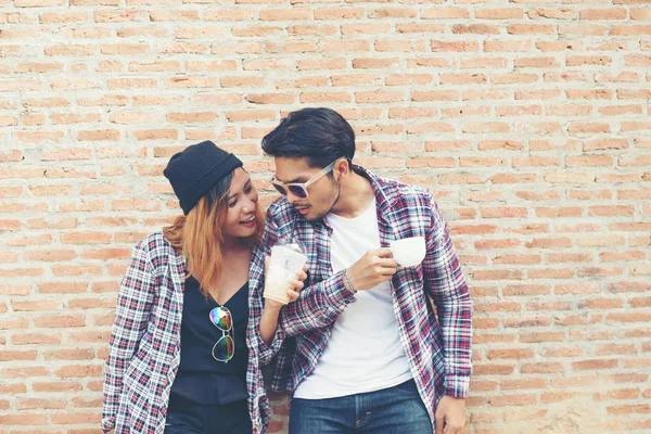 Portret para młoda hipster pozowanie z jej chłopakiem holdi — Zdjęcie stockowe