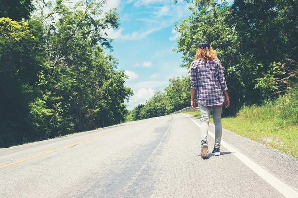 Jeune femme hipster s'éloigner sur la route latérale seul . — Photo
