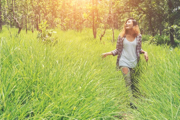 自由の牧草地の中の自然を楽しんでいる若い女性、 — ストック写真