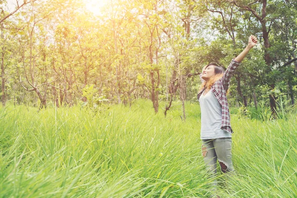 Young woman enjoying nature in the middle of a meadow, Freedom a — Stock Photo, Image