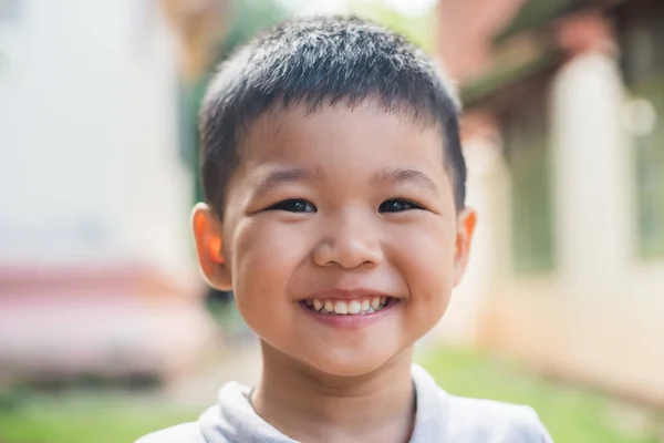アジアの少年が公園で笑顔の肖像画を間近します。. — ストック写真