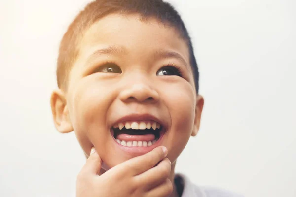 Happy boy rir olhando para o retrato da câmera com isolado branco ba — Fotografia de Stock