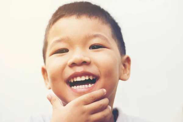 Mutlu çocuk gülmek kamera resme ayrı tut moduyla beyaz ba ile seyir — Stok fotoğraf
