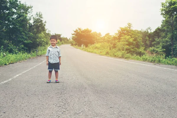 Sokak ve bir fre ile kameraya gülümseyen çocuk durdu