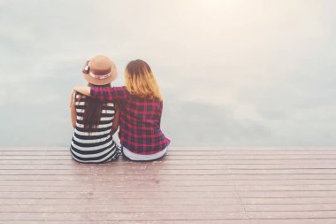dostluk, iki kadın sit iskelede, iyi vakit rahatlatıcı
