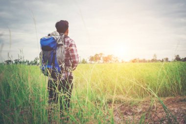 Bir sırt çantası onun omuzlarında hipster adamla zaman travelin gitmek için