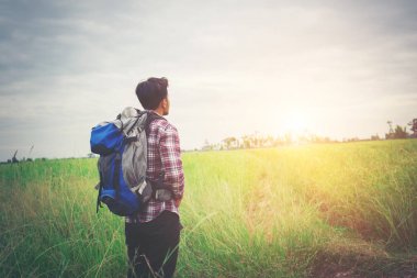 Bir sırt çantası onun omuzlarında hipster adamla zaman travelin gitmek için