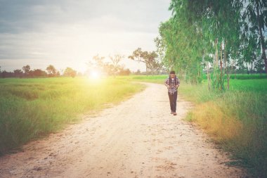 Arkasında genç hipster adamla yürüyüş onun omuz sırt çantası 