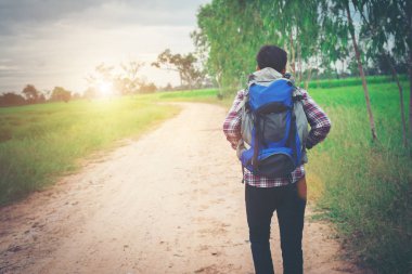 Genç hipster adam yürüme onun omuz sırt çantası ile kapatmak