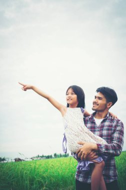 Kızımı uzağa işaret ve babası meadows f ile gülümseyen