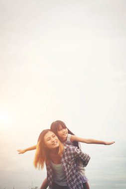 Portre anne ve aile zaman zevk açık, oynarken kızı.