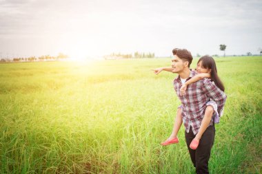 Mutlu baba ve küçük kız meadows sahasında oynarken zevk