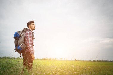 Bir sırt çantası onun omuzlarında hipster adamla zaman travelin gitmek için