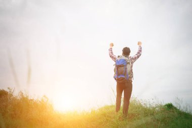 Genç hipster adam sırt çantası onun sho üzerinde elleriyle yükselterek açık