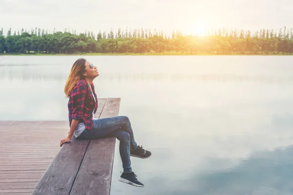 Mladé krásné bokovky žena sedí na jezeře molu, uvolněný — Stock fotografie