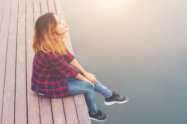 Feliz jovem hipster mulher sentado no lago cais, relaxante enjo — Fotografia de Stock