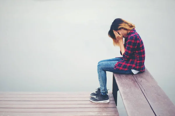 Triste hipster mulher sentada no cais com tristeza . — Fotografia de Stock