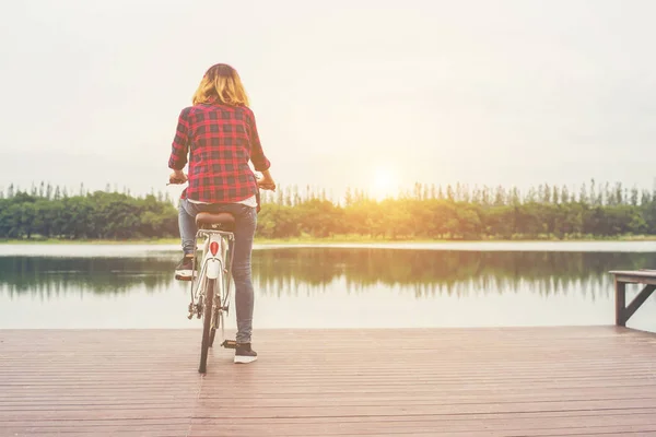 Tyłu hipster młoda kobieta na rowerze z rowerem na molo, Relax — Zdjęcie stockowe