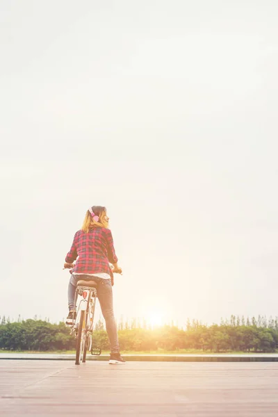 Bisiklet ile bir iskele, Relax Bisiklete binme genç hipster kadın arkası — Stok fotoğraf