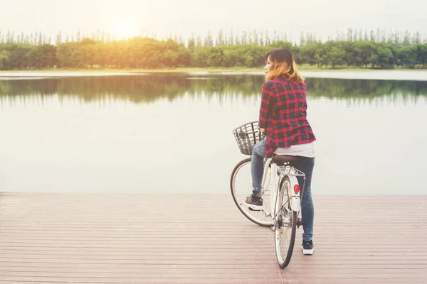 Tyłu hipster młoda kobieta na rowerze z rowerem na molo, Relax — Zdjęcie stockowe
