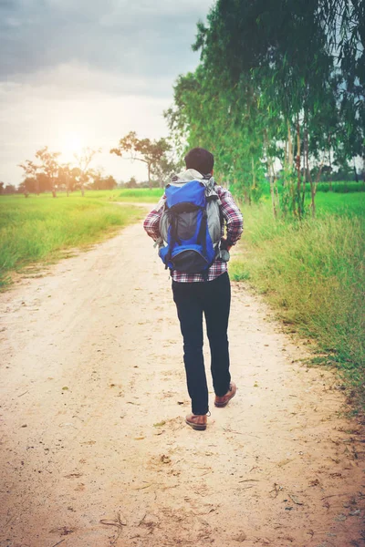 Gros plan jeune homme hipster avec sac à dos sur son épaule marchant — Photo