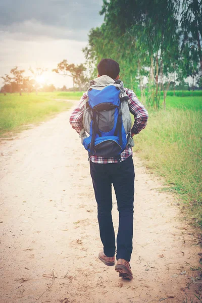 Genç hipster adam yürüme onun omuz sırt çantası ile kapatmak — Stok fotoğraf