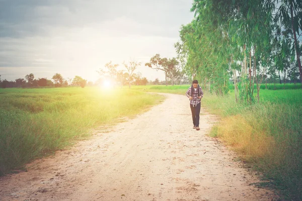 Arkasında genç hipster adamla yürüyüş onun omuz sırt çantası 