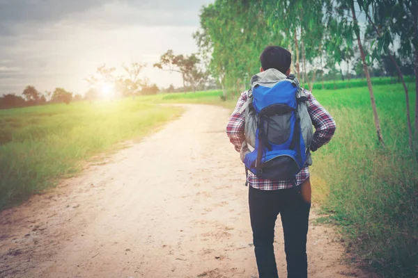 Genç hipster adam yürüme onun omuz sırt çantası ile kapatmak