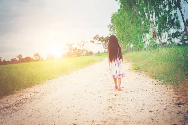 Menina com cabelo comprido vestindo vestido está andando longe de yo — Fotografia de Stock