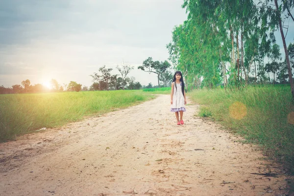 Κοριτσάκι με μακριά μαλλιά φοράει φόρεμα είναι το περπάτημα μακριά από yo — Φωτογραφία Αρχείου
