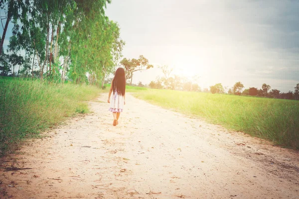 Κοριτσάκι με μακριά μαλλιά φοράει φόρεμα είναι το περπάτημα μακριά από yo — Φωτογραφία Αρχείου