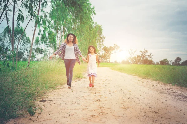 Anne ve kızı eğlenceli yaşıyorsanız kırsal yolda yürüme.