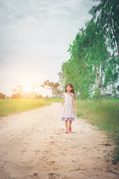 Küçük kız elbise yürüme ve uzak rur bak — Stok fotoğraf