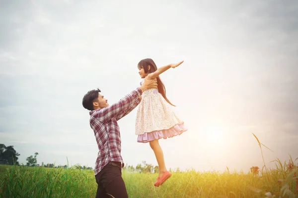 Тато, дочкою з природою і сонячного світла, задоволення на руках — стокове фото
