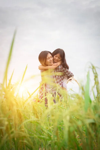 Портрет мама і дочка грають на відкритому повітрі, насолоджуючись сімейним часом . — стокове фото