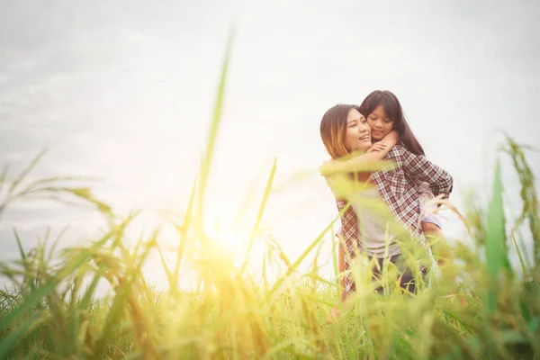 Retrato mãe e filha brincando ao ar livre, desfrutando de tempo em família . — Fotografia de Stock