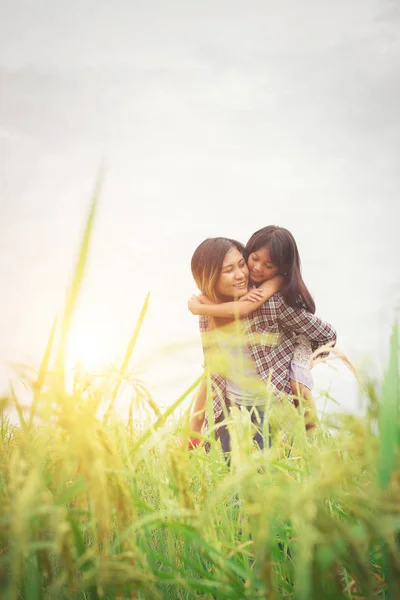 Portret moeder en dochter spelen buiten, genieten van familie tijd. — Stockfoto