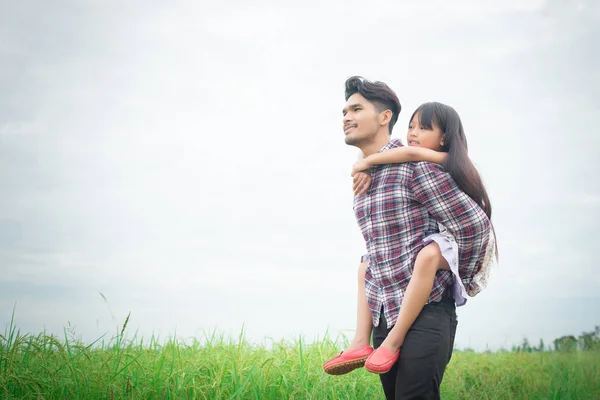Счастливый отец и маленькая девочка, играющие на поле, наслаждаются — стоковое фото